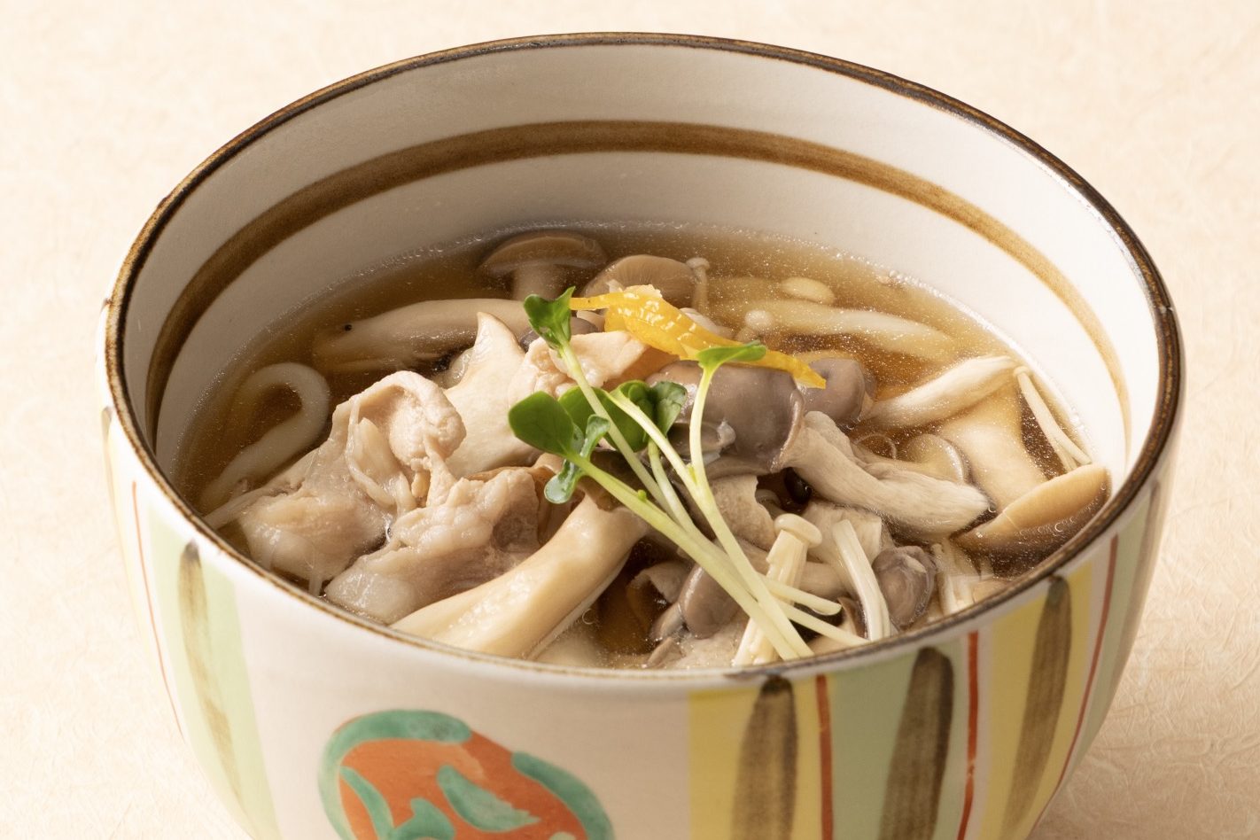 【季節のおすすめ】秋の訪れを感じる、柚子香る3種茸の肉うどん