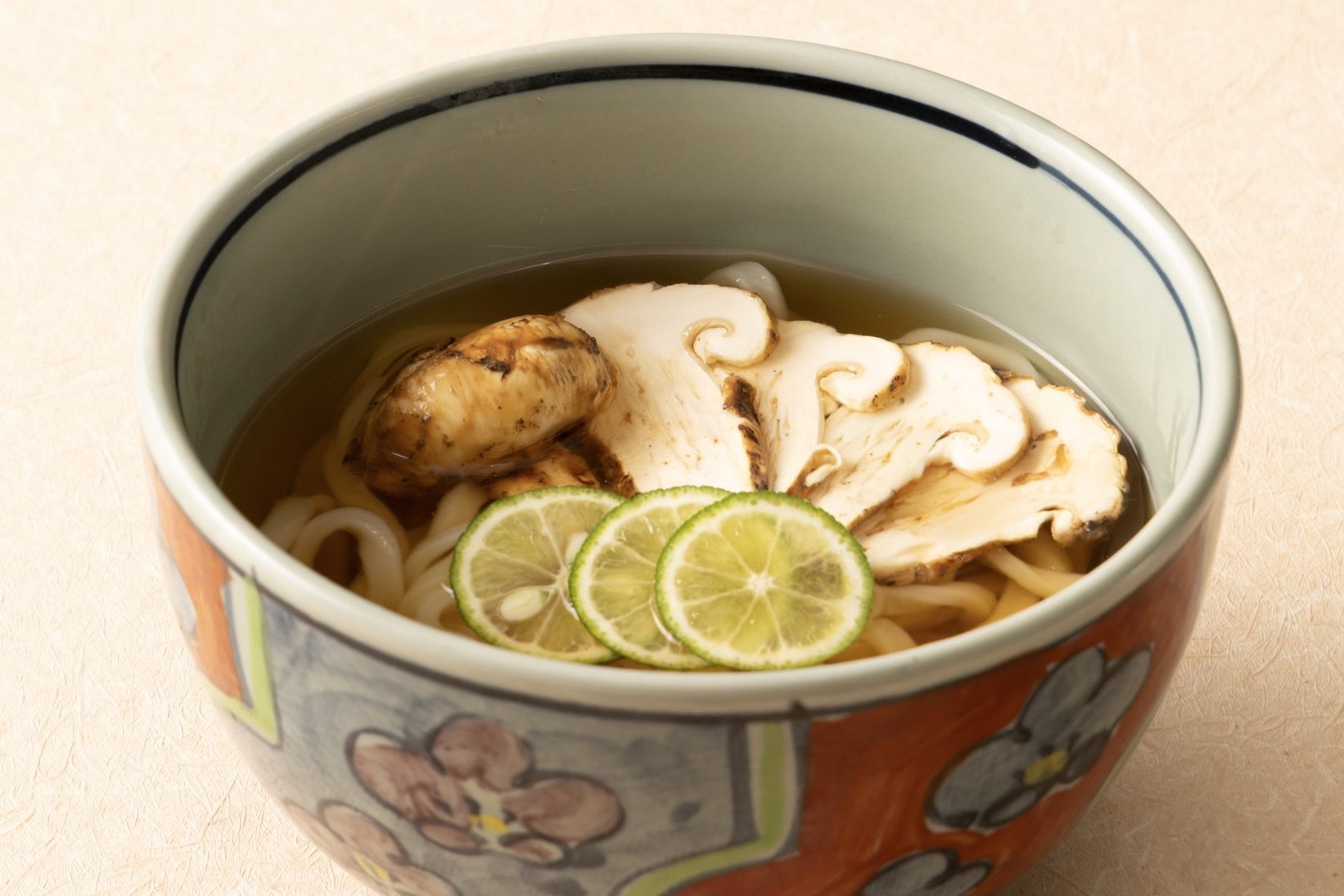 【季節のおすすめ】松茸と酢橘の香りうどん― 秋だけの香りと食感を。